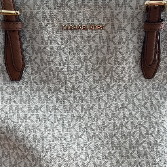 Michael Kors Gilly Large Signature Tote - Picture 2 of 13